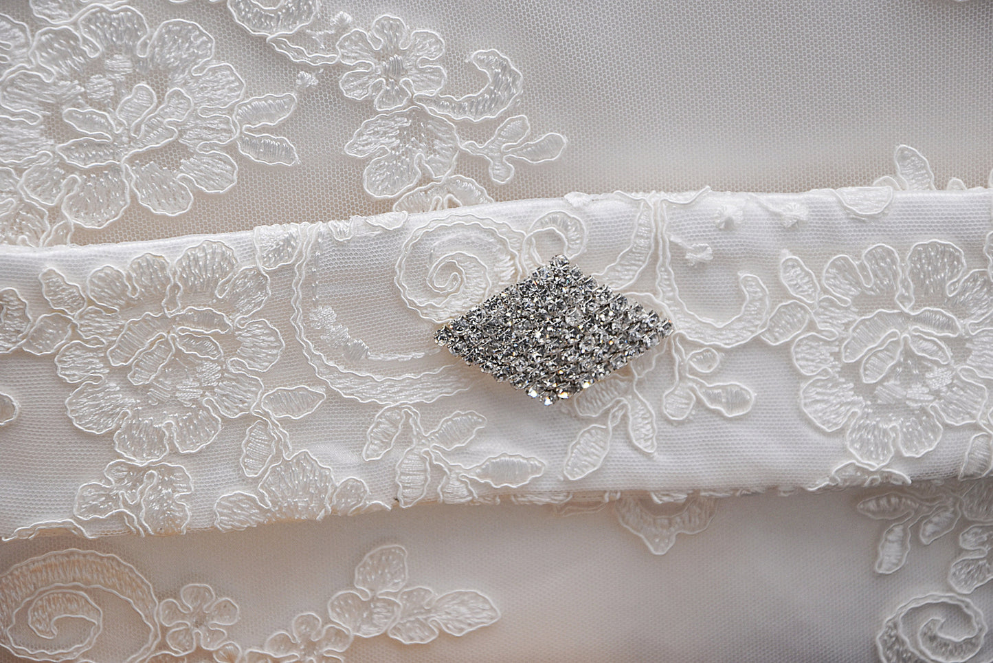 Bridal clutch bag in white lace with rhinestone brooch