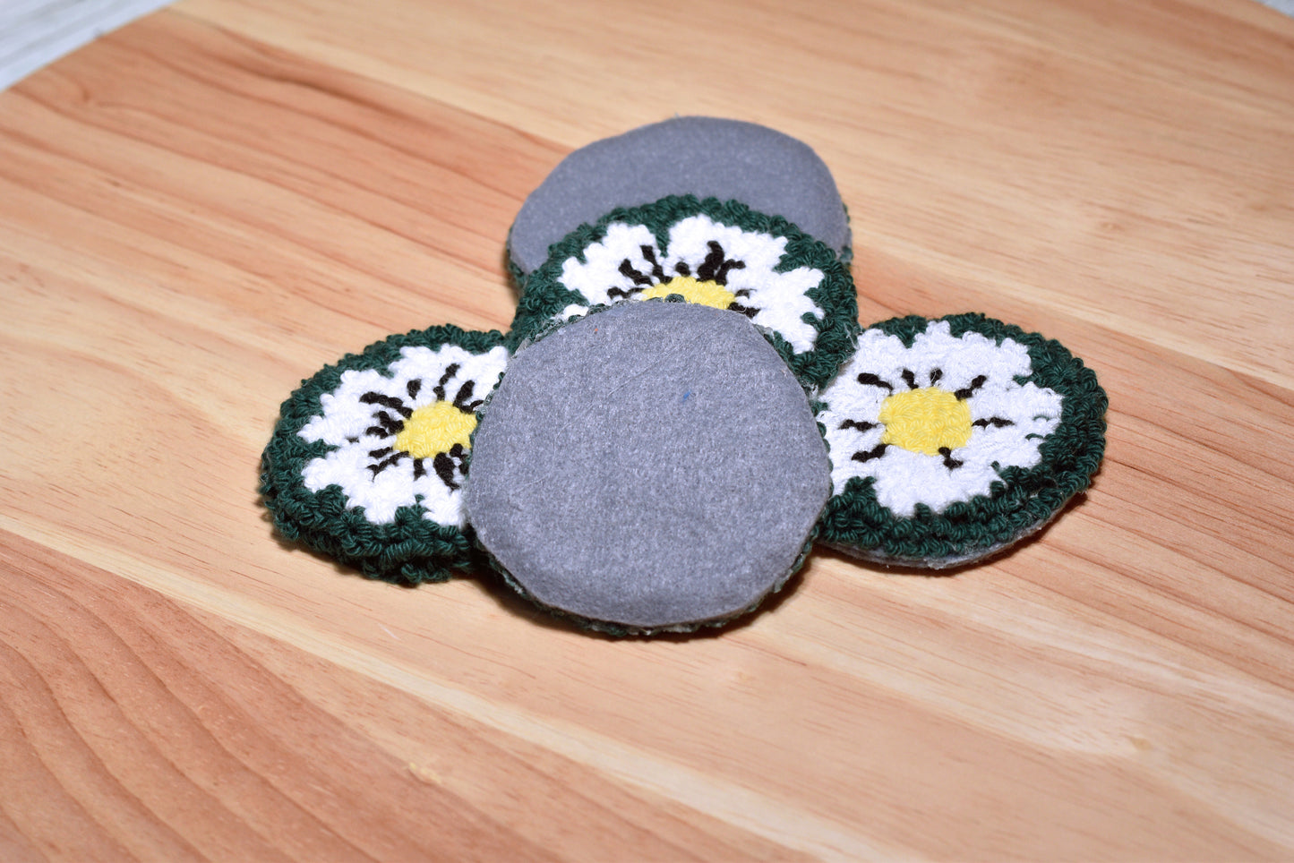 Punch needle car coaster- White on green daisy